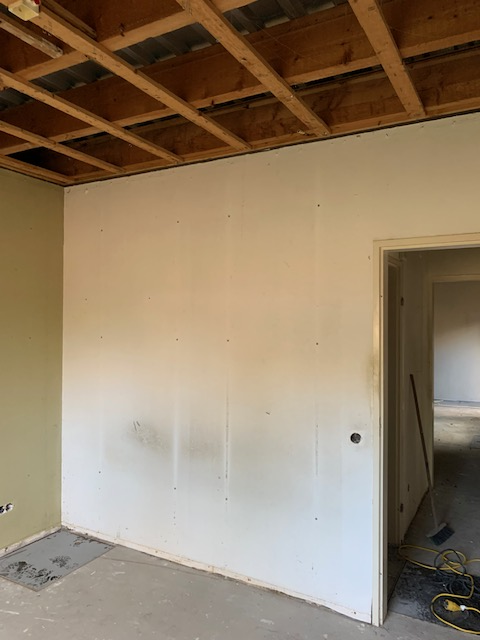 Kamer met een dichte binnenmuur en een deur, voor de sloop
