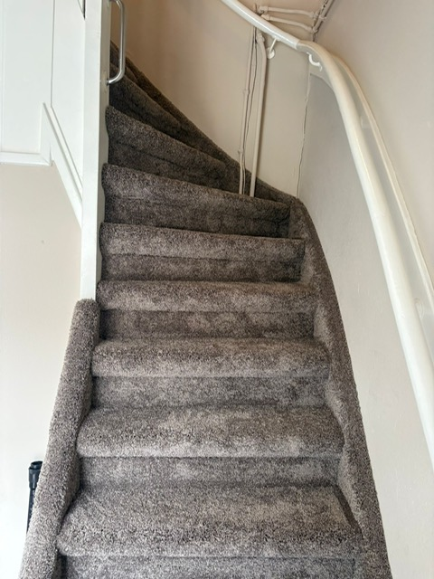 Draaitrap bekleed met grijs tapijt